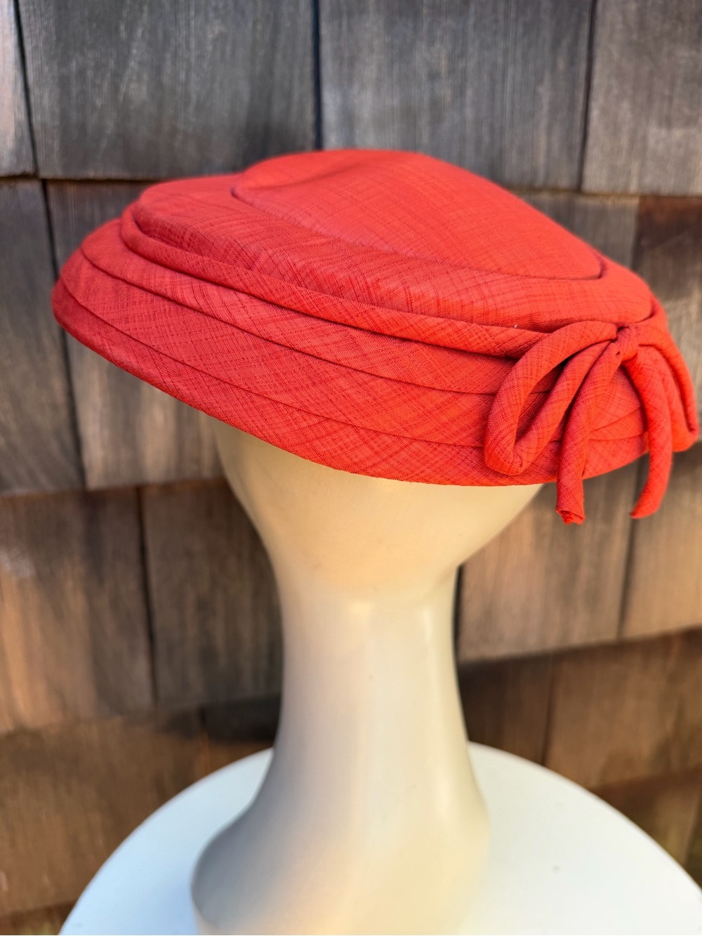 Vintage 1960s saucer style hat rusty orange fabric bow size OS no label.